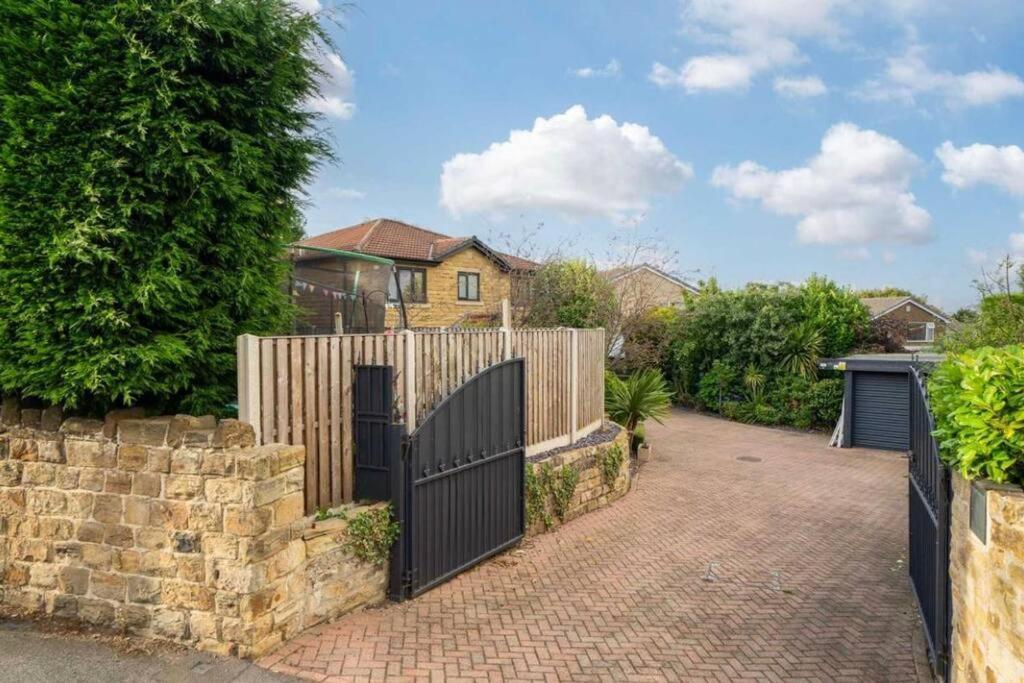 Villa Frank Lane Dewsbury Exterior foto